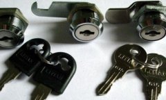 汽车钥匙锁在车里时我们应该如何开锁？