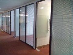 办公室的不锈钢玻璃隔断安装时有什么要注意的？