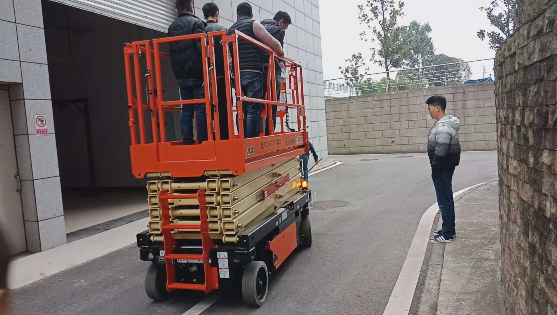 高空作业平台.jpg 高空作业平台.jpg